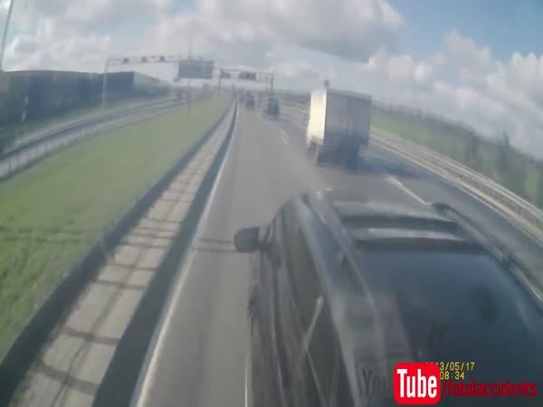 Řidič SUV se pokusil vybrzdit kamion