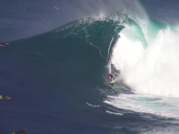 Surfaři v obrovských vlnách