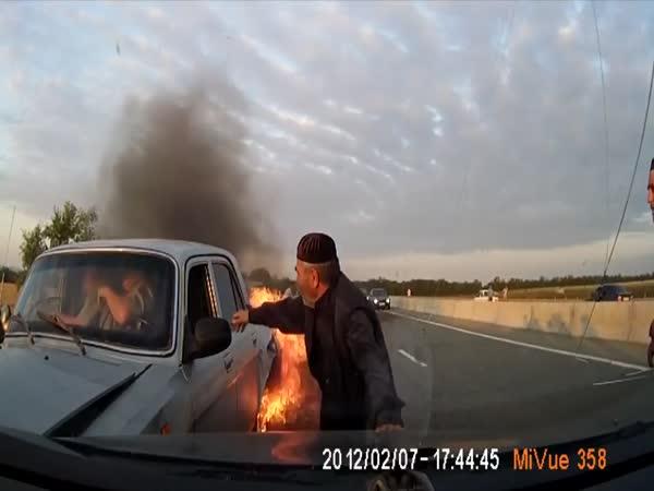 Záchrana posádky hořícího auta