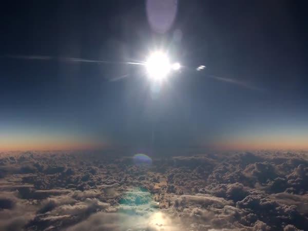       Zatmění slunce z letadla      