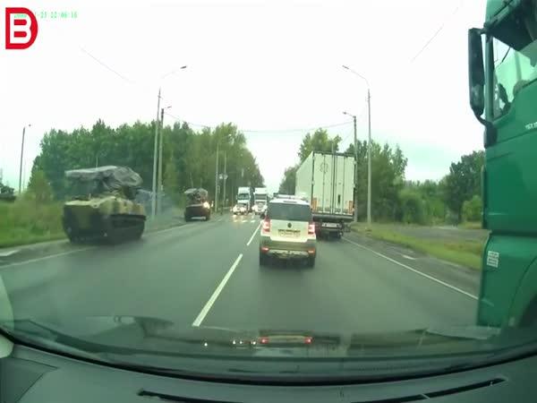       Nehoda auta a tanku v Rusku      