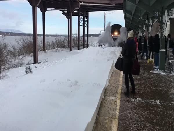 Unikátní záběr - Vlak vs. sníh