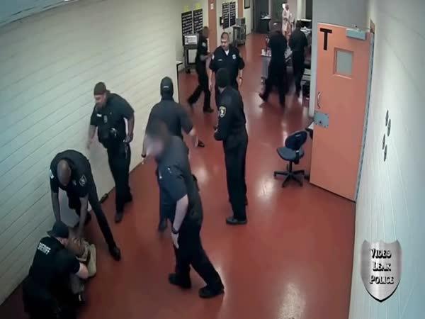       Vězeň vs. celá policejní stanice (USA)      