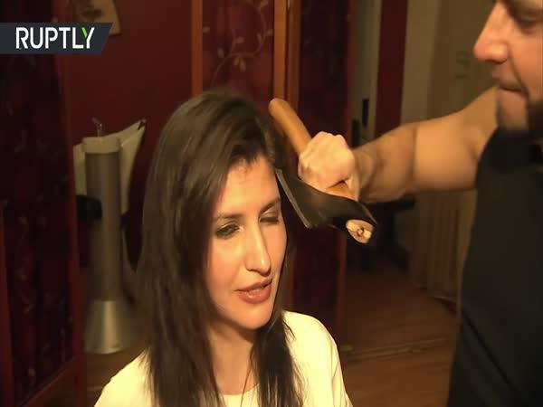 Ruský kadeřník "stříhá" vlasy