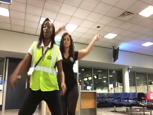 Tanec na letišti v USA