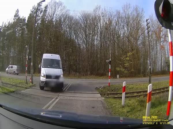 Nepozorný řidič na přejezdu