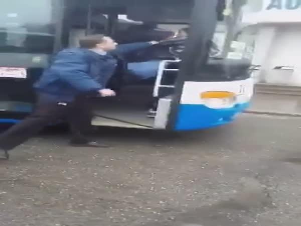 ČR - Opilý mladistvý napadl řidiče autobusu