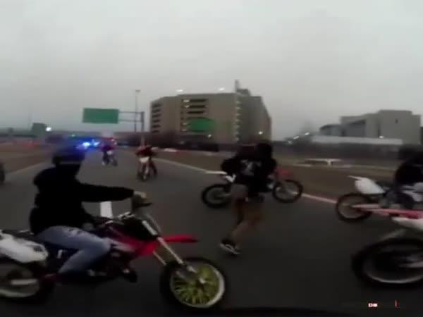     Policie nahání motorkáře    