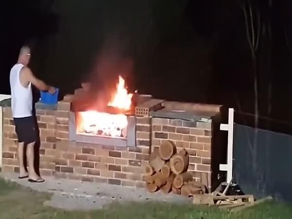 Pyroman při grilování