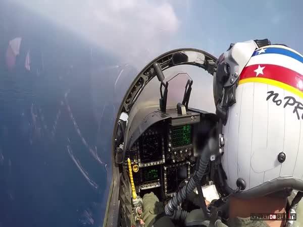 Přistání s F/A-18F