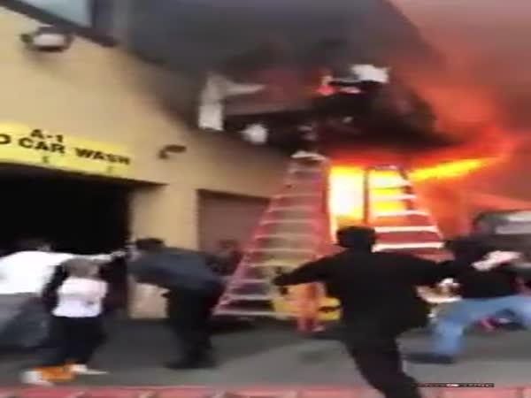     Únik z hořící budovy    