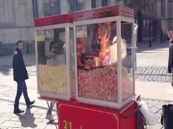 Spálený popcorn