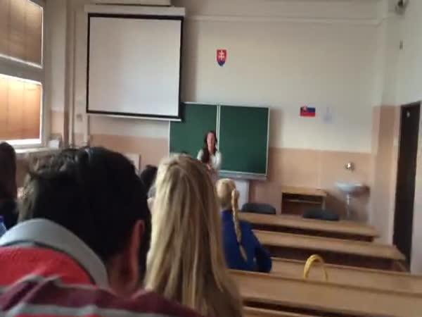 Slovensko: Studentka musela dřepovat