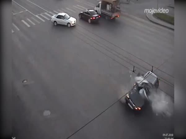   Motorkou skoro rozpůlil auto    