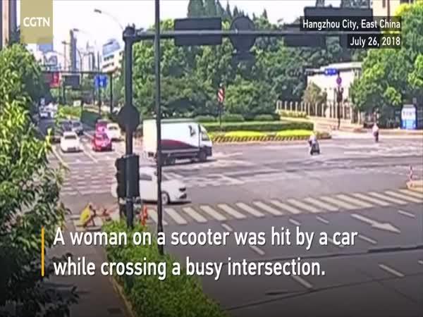 Žena na mopedu měla dvojí smůlu