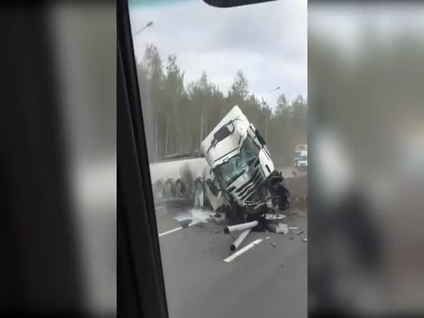  Hrozivá nehoda kamionu 