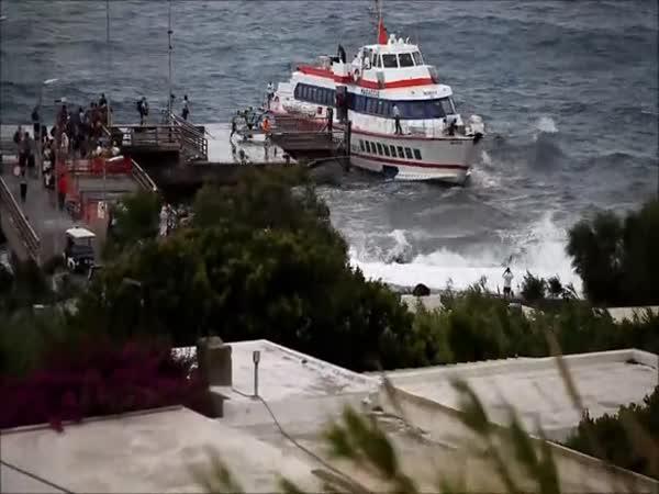 Havárie trajektu na sicilském ostrově