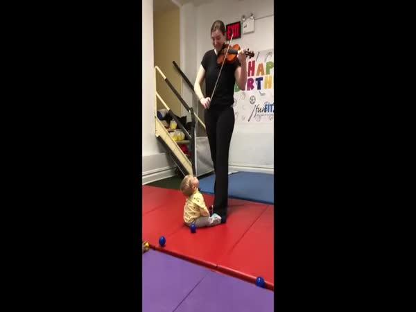 Dítě naprosto šokováno z houslí!