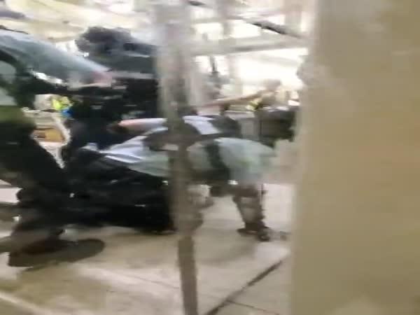 Čína - Zbil policistu na letišti