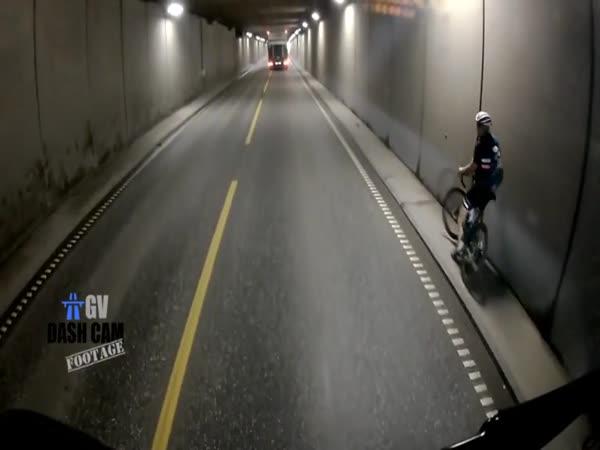 Cyklista v tunelu