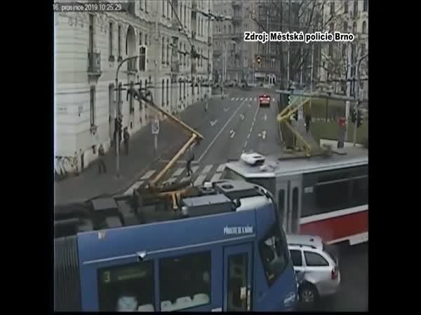 Tramvaje v Brně slisovaly auto