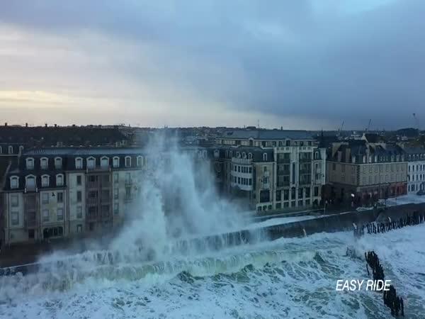 Obří vlny ve Francii      