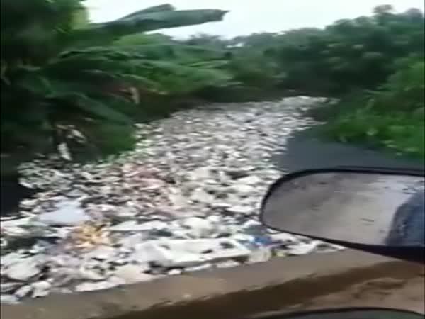 Desítky tun odpadu v řece      