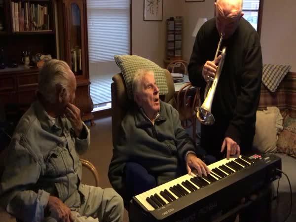 Je mu 95 a hraje na klavír      