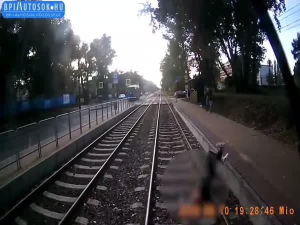       Muž spadl pod jedoucí tramvaj      