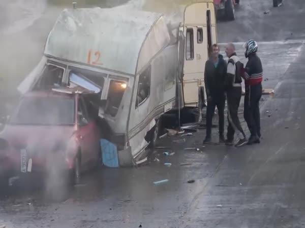       Demoliční derby karavanů      