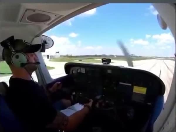     Pilot v zácviku to napálil do hangáru     