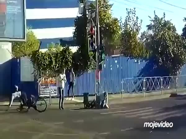     Cyklista srazil ženu s dítětem na přechodě    