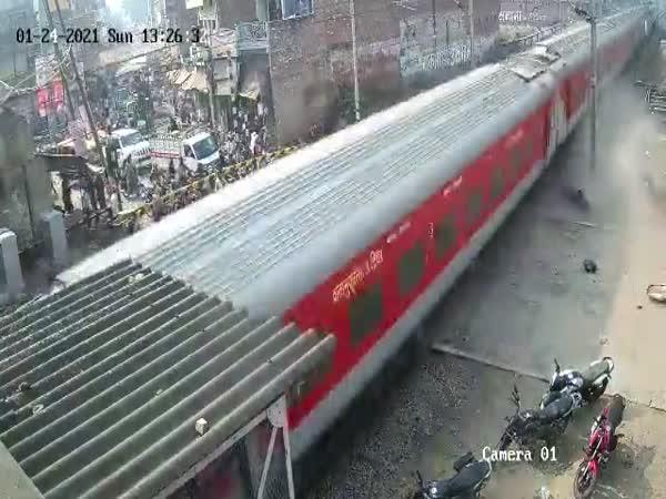     Vlak mu přejel motorku    