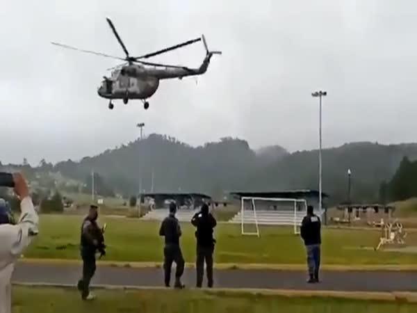     Pilot zvládl havárii vrtulníku     