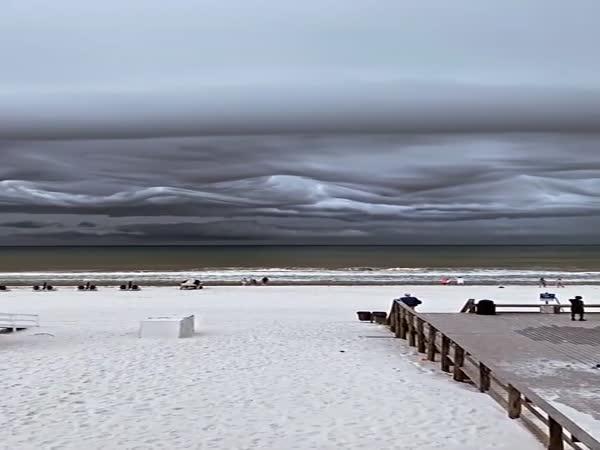       Vzácne oblaky Asperitas na Floridě      