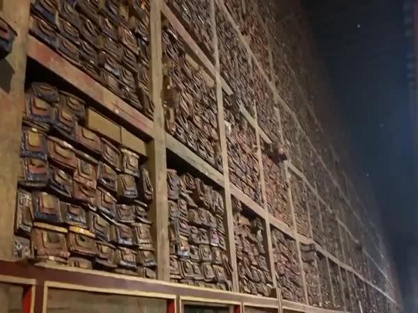     Prastará knihovna v tibetském klášteře    
