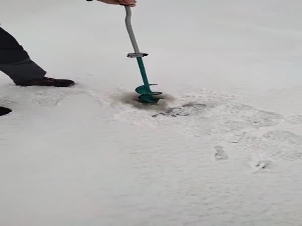     Rybolov na ledu v Bělorusku     