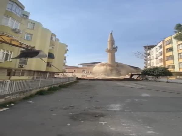     Demolice minaretu po zemětřesení     