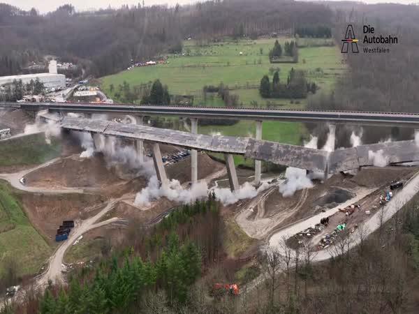     Demolice viaduktu v Německu    