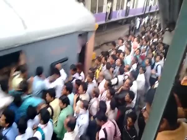     Indie - Nástup do vlaku    