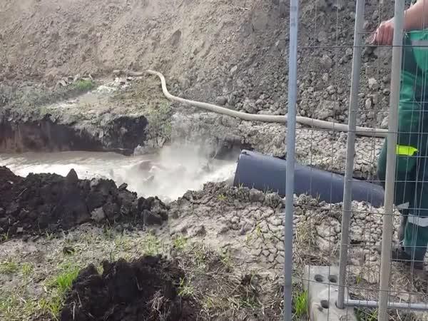     Čištění odtokového potrubí plného bahna    