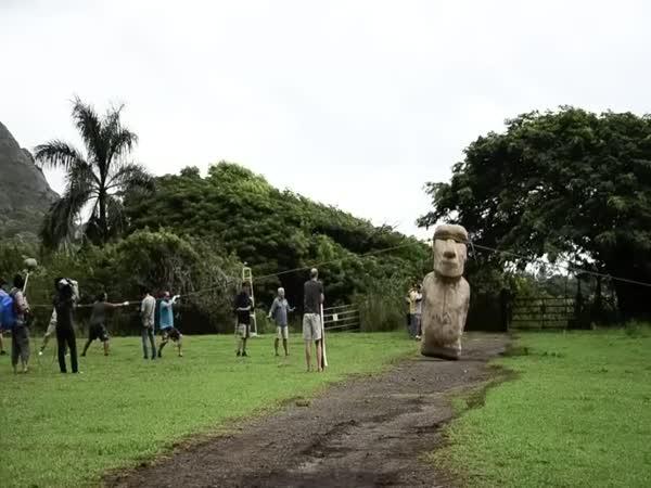     Přemisťování soch na Velikonočním ostrově    