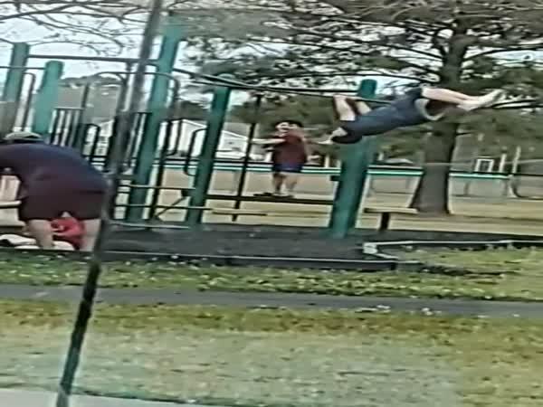    Dítě utrhne houpačku v parku    