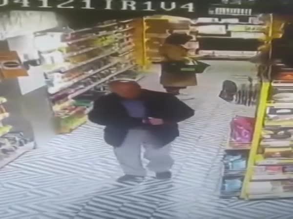     Stařík krade v obchodě    
