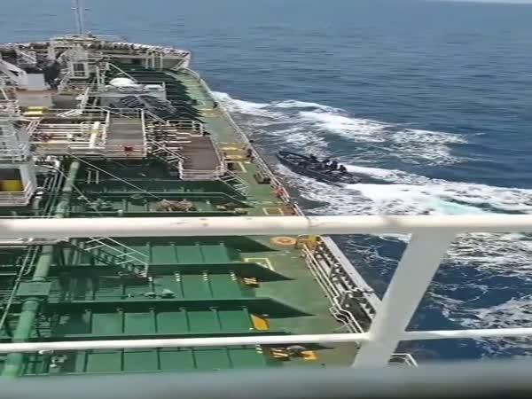     Somálští piráti vs. loď    