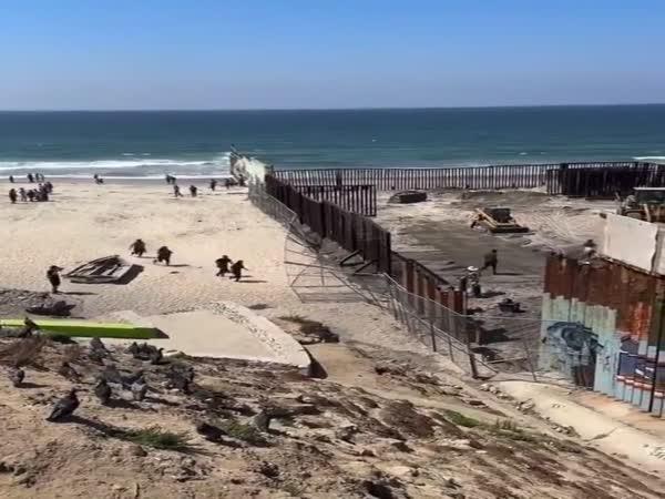     Útěk z Mexika do USA přes plážové staveniště    