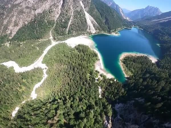     Wingsuit seskok k italskému jezeru    