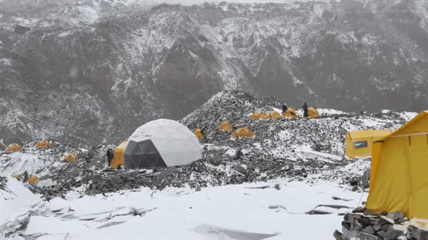 Lavina v kempu na Mount Everestu 
