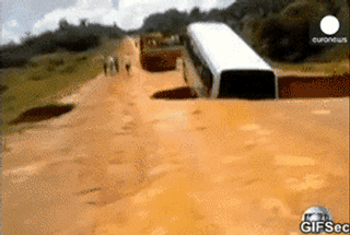 Země polkla autobus při povodni 