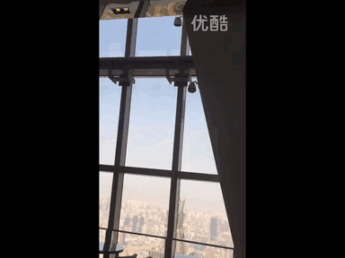 Čističi oken v 92. patře při větru 